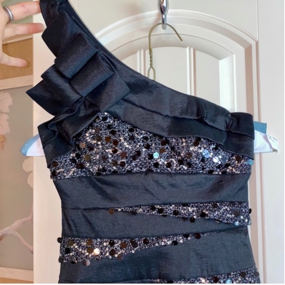 Betsy and Adam one shoulder bow black sequined mini cocktail dress - Picture 2 of 8